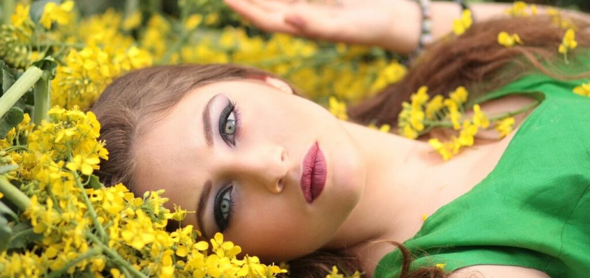 girl flowers model lying down 1319114